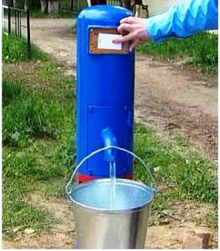 Забор питьевой воды. Колонка питьевой воды. Уличная колонка. Платная колонка для воды. Водозаборная колонка.