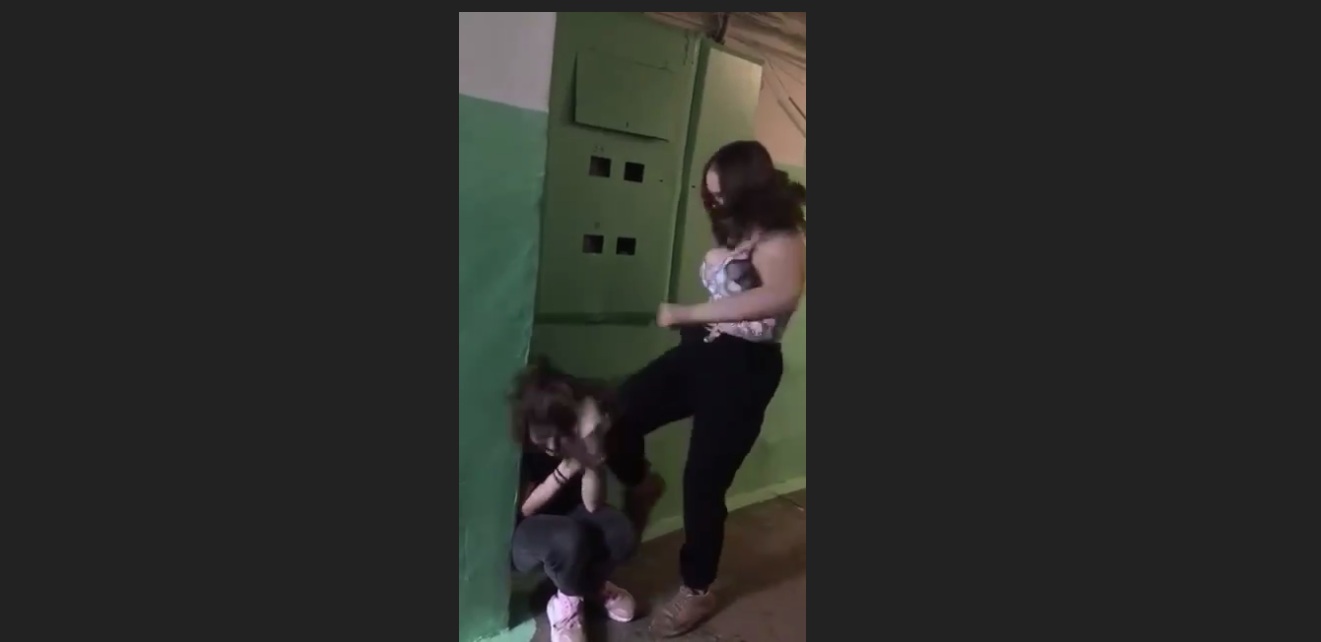 Игил опубликовал жестокий видеоотчет из крокус сити. Избиение девушки в Череповце. Избили девочку в подъезде.