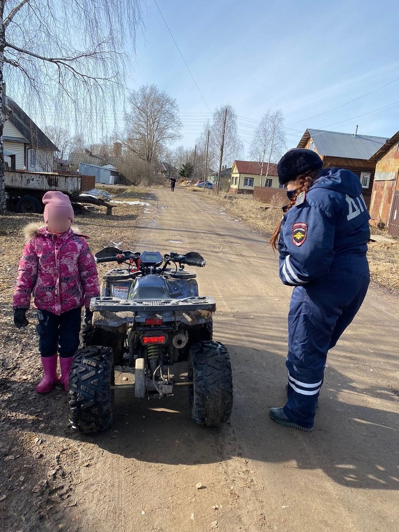 Восьмилетняя девочка катала маленьких детей на квадроцикле по проезжей части Вытегры
