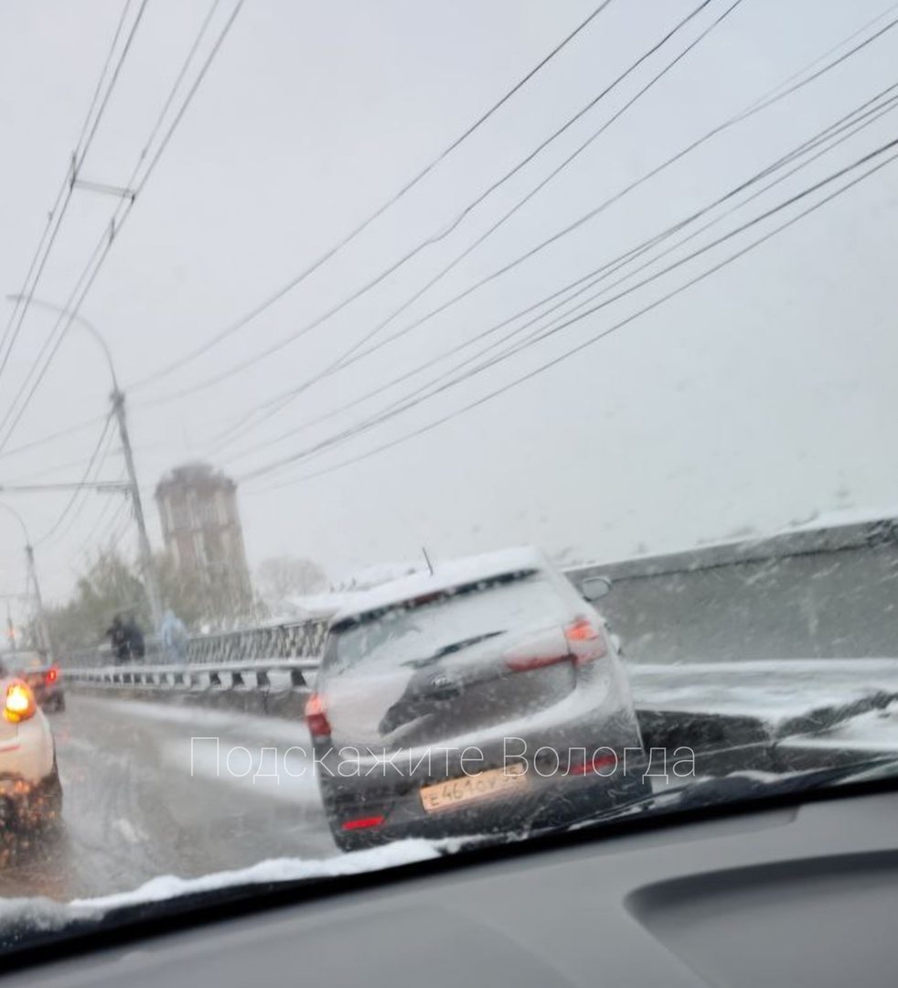 В Вологде одна машина врезалась в столб, а вторая – в ограждение моста