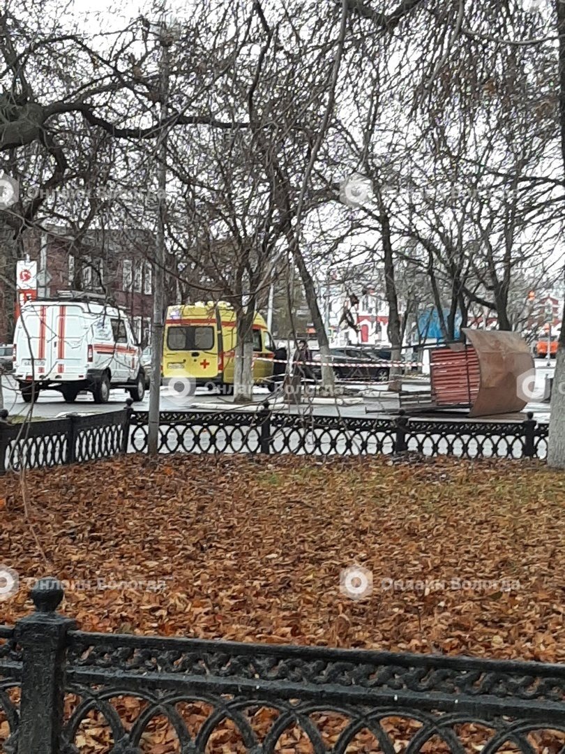 В Вологде порывом ветра снесло остановку, и та рухнула на женщину