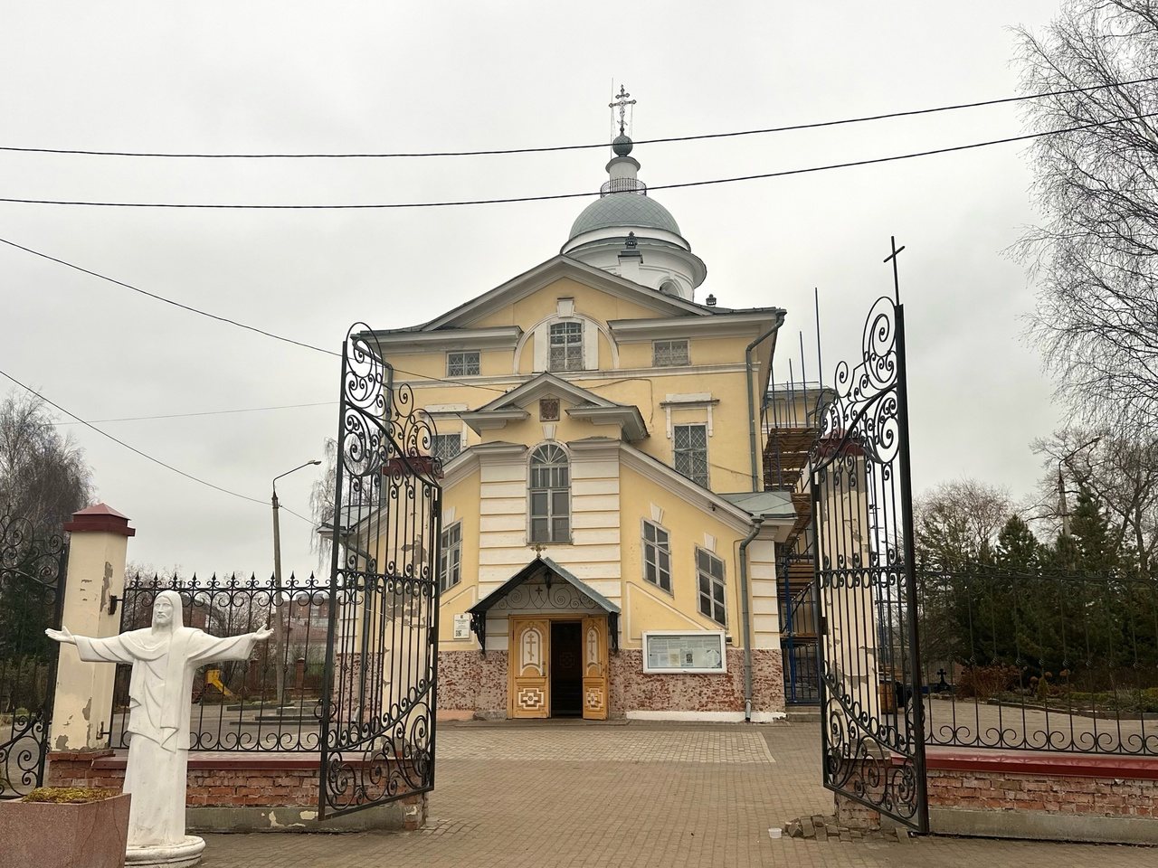 Рядом с вологодским собором Рождества Богородицы спилены деревья