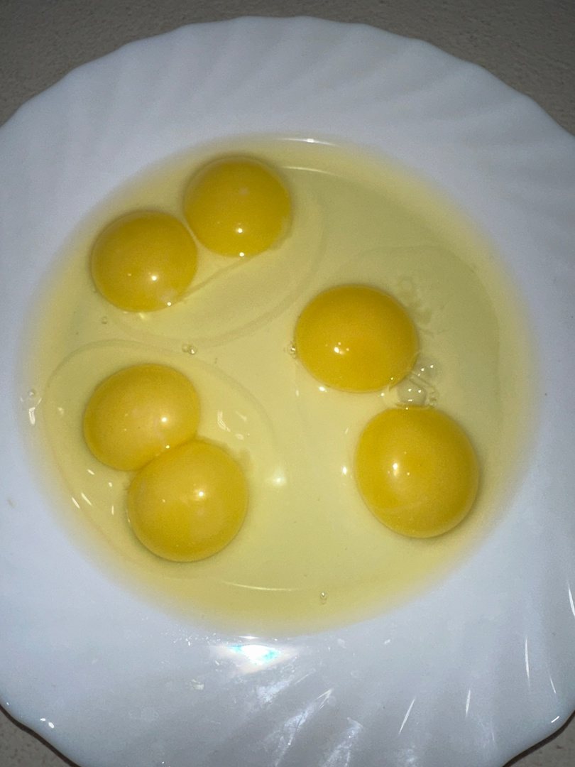 Житель Великого Устюга купил десяток яиц, в каждом из которых оказалось два желтка