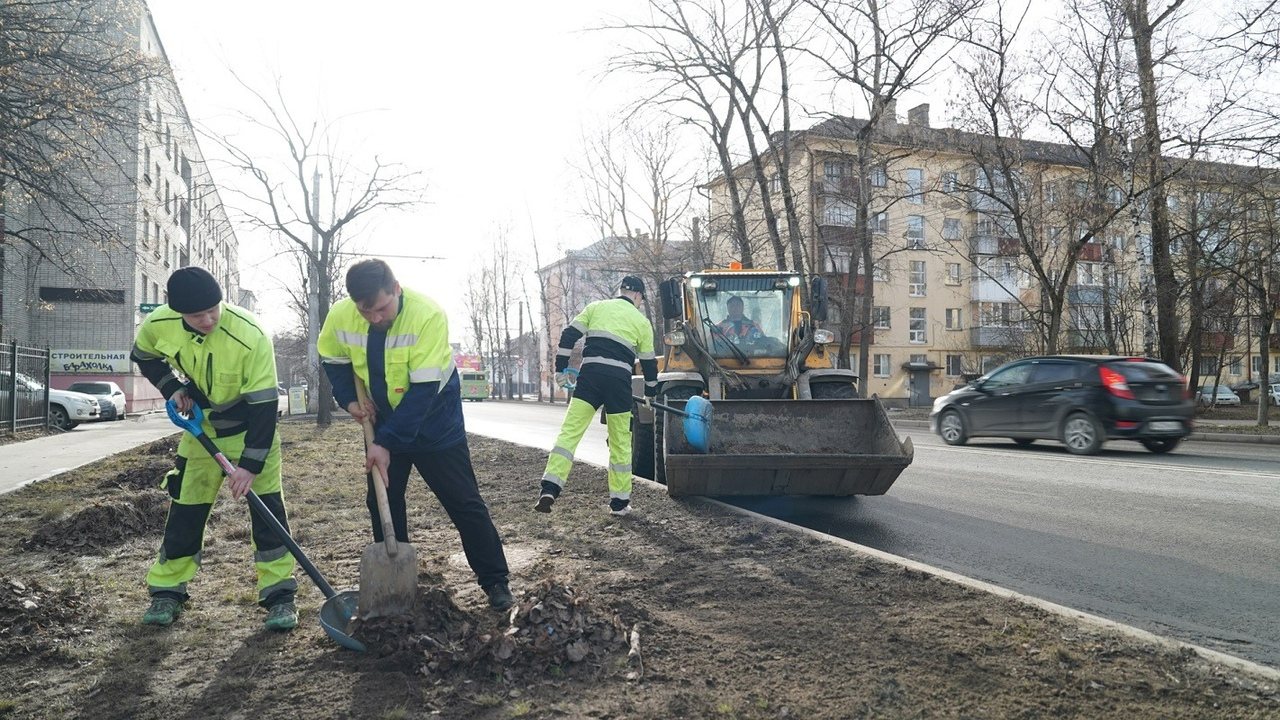 В Вологде в рамках комплексной уборки улиц начали мыть остановки 
