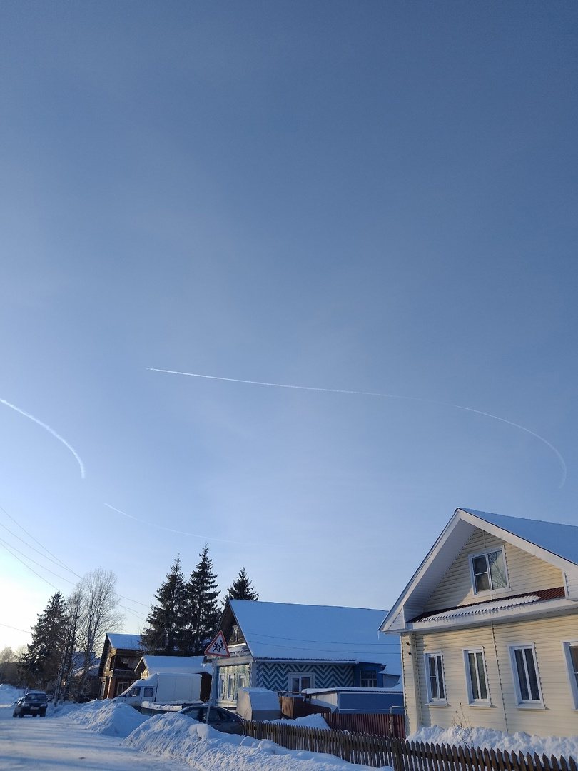 Странный самолёт сфотографировали в небе над Вологодской областью