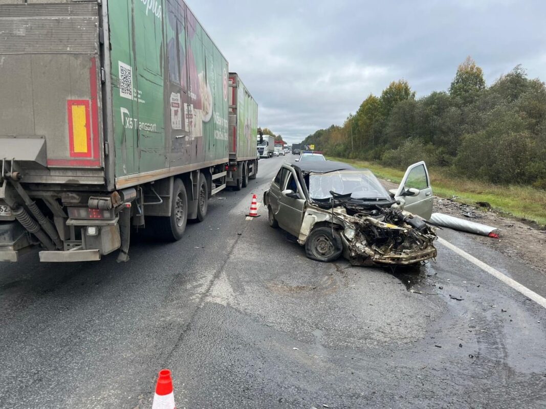 Лобовое столкновение произошло на трассе в Вологодской области