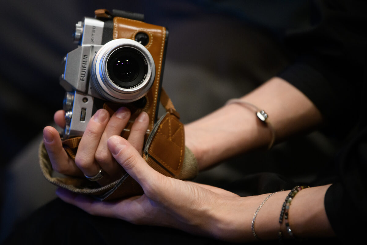 Вологжанка забыла сумку с дорогим фотоаппаратом на остановке у вокзала