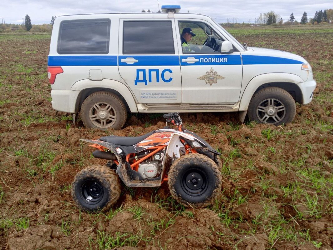 Гонки по полям с полицейскими устроил водитель квадроцикла