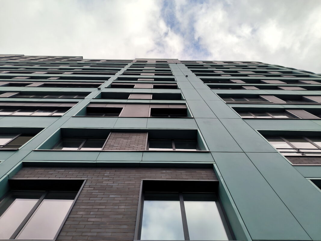 Пенсионерка выпала из окна дома в Череповце