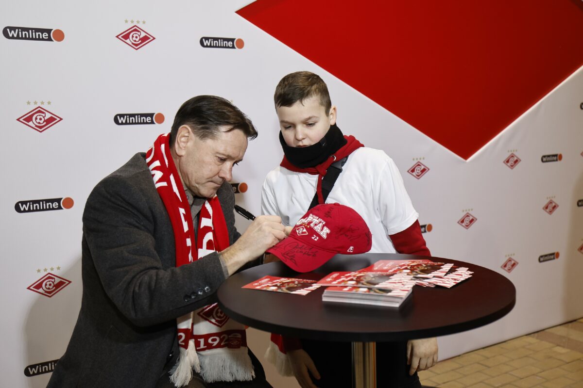 футболист Дмитрий Аленичев дает автограф