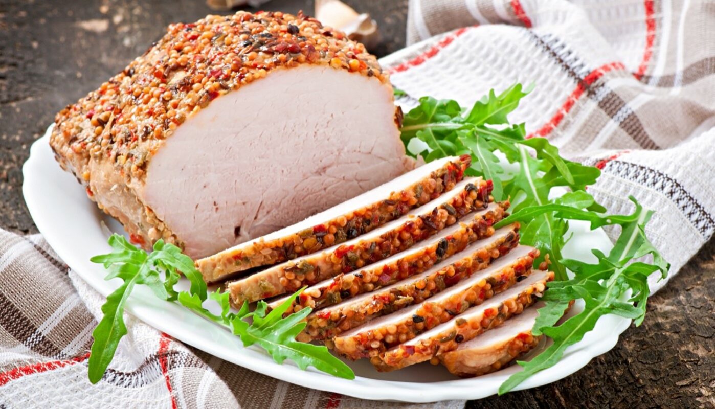 буженина в салатных листьях на тарелке