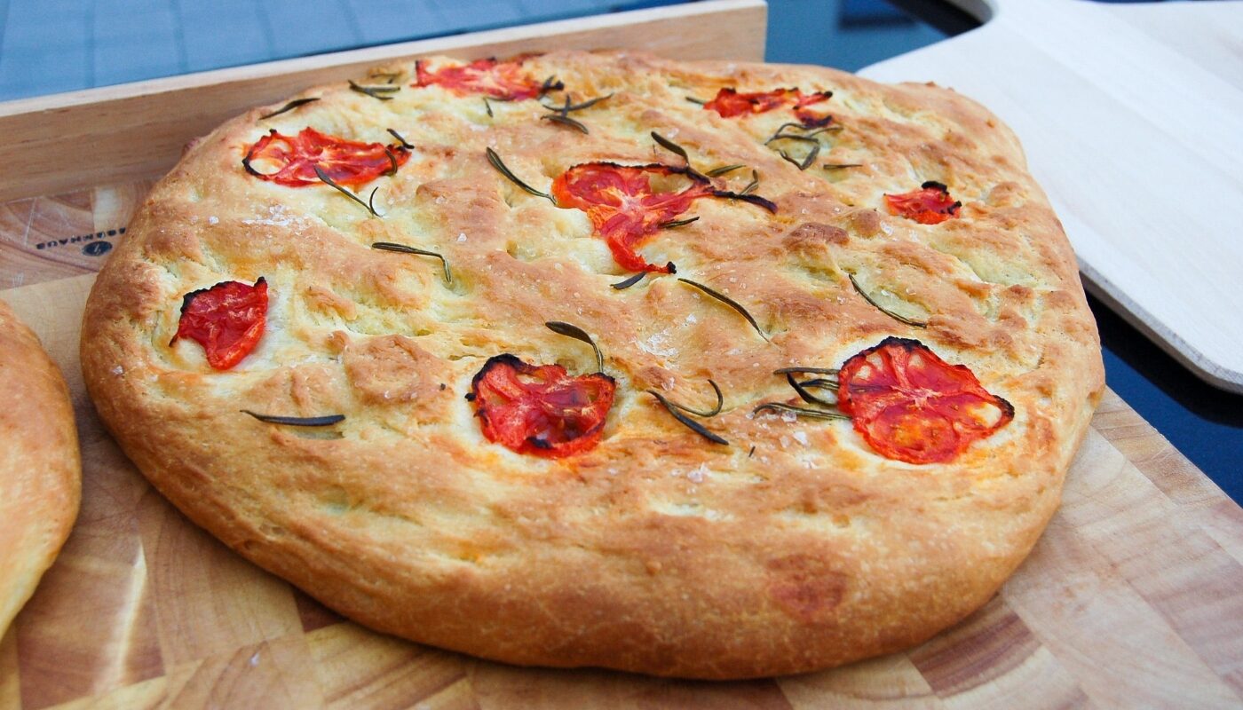 Фокачча по рецепту из Италии: воздушный, пряный хлеб для здорового питания