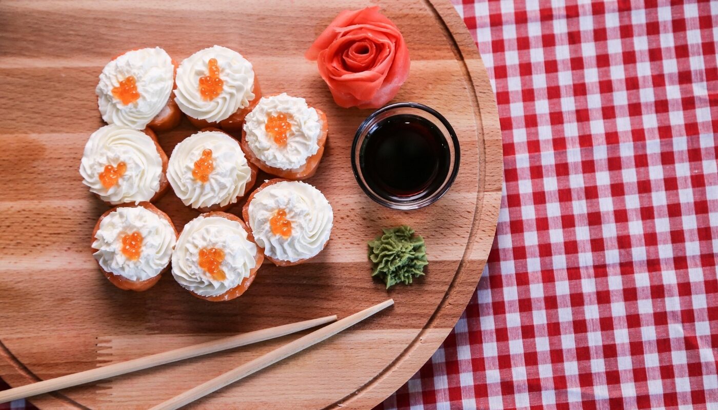 Еда роллы со сливочным сыром