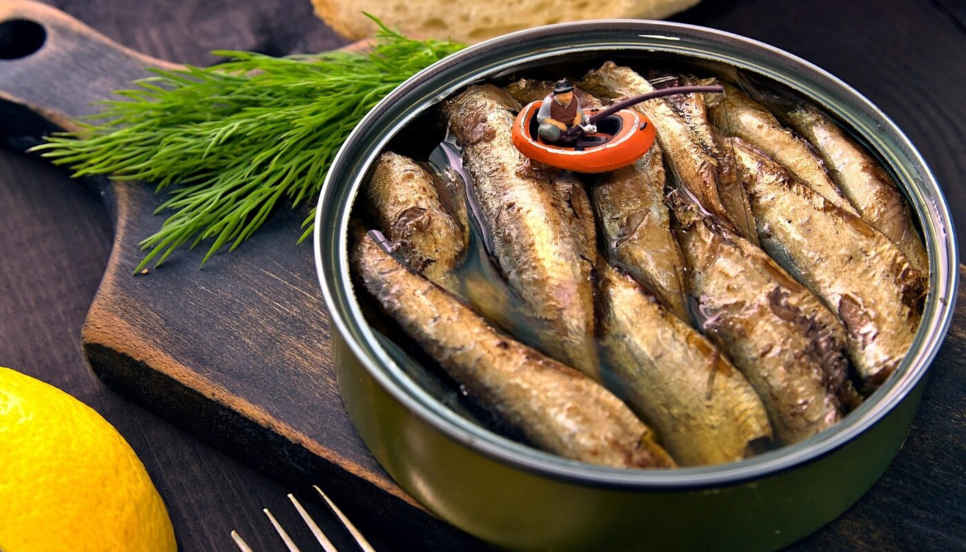 Еда шпроты в жестяной бане