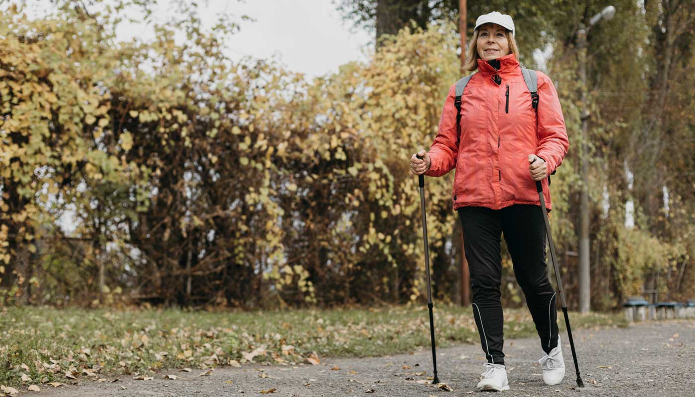 Лучший спорт для пожилых людей — скандинавская ходьба