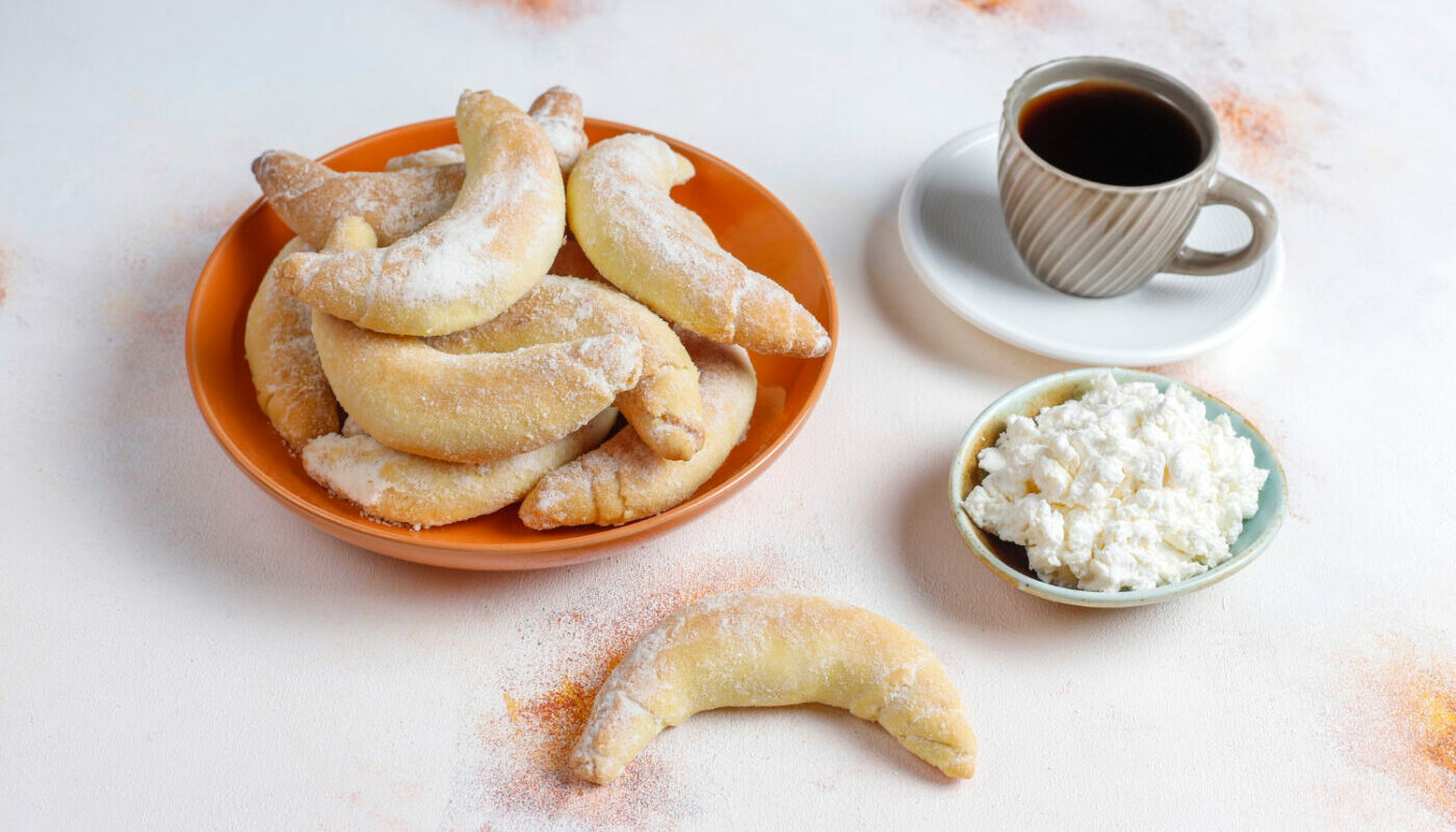 Печенье рядом с чашкой кофе