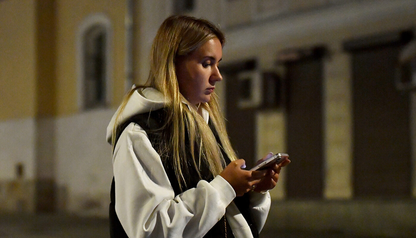 Россиянам, вернувшимся из-за границы, временно отключат интернет и смс на сутки