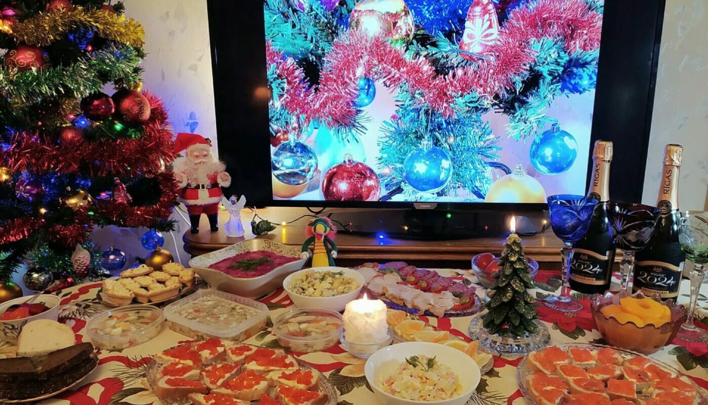 новогодний стол с угощениями