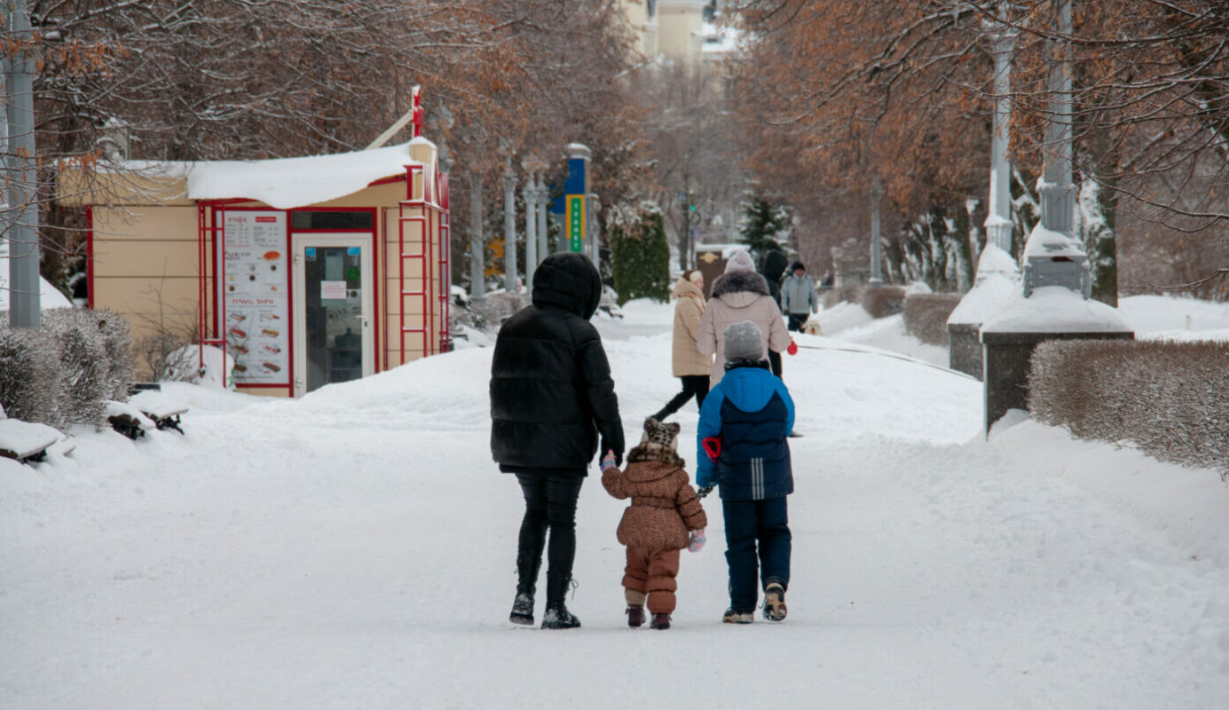Взрослые идут с ребенком по улице