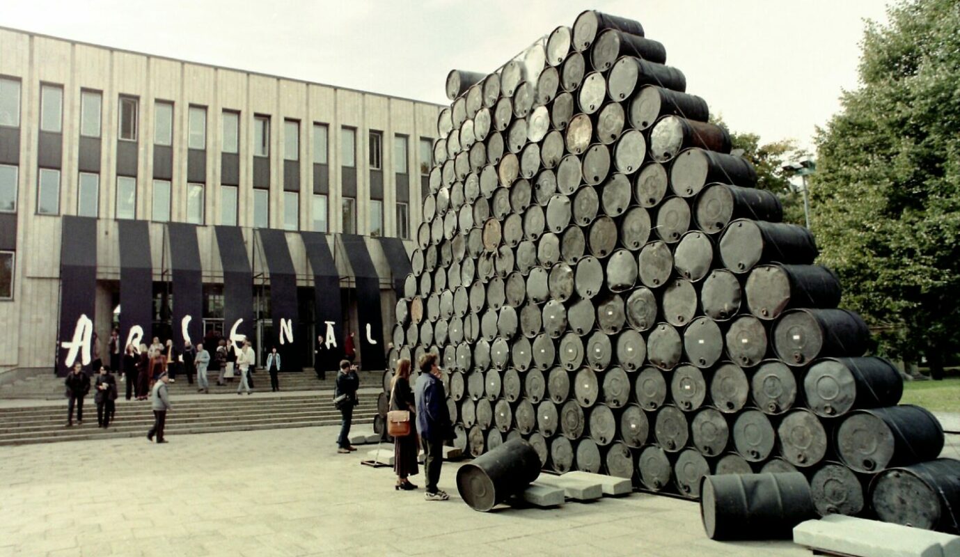 иняталляция бочки с нефтью