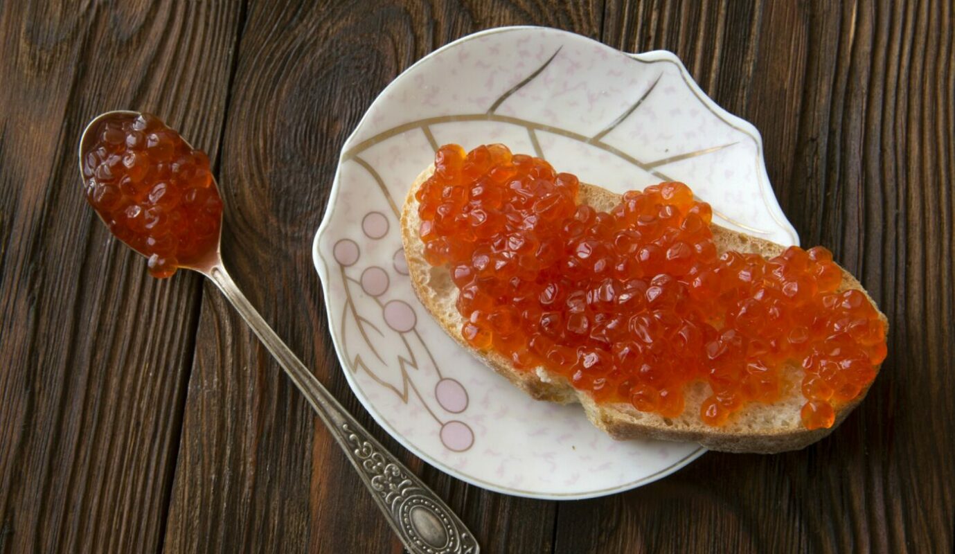 бутерброд с красной икрой на хлебе