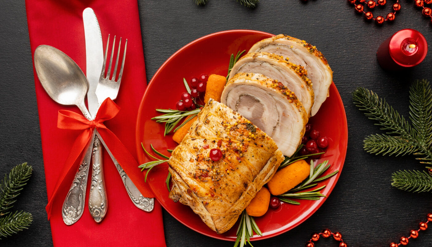 Куриный рулет на праздничном столе
