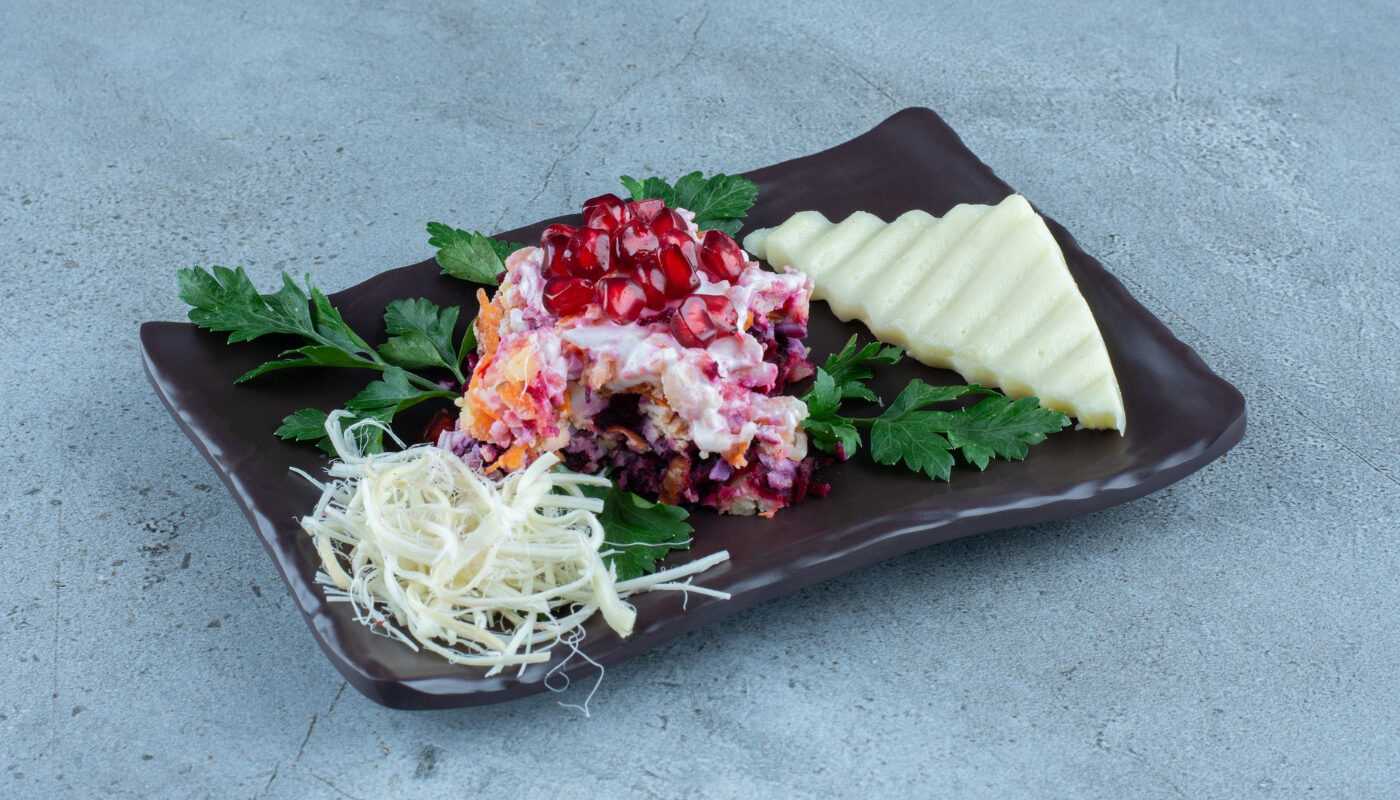 Вместо селедки под шубой, новый салат лежит на тарелке