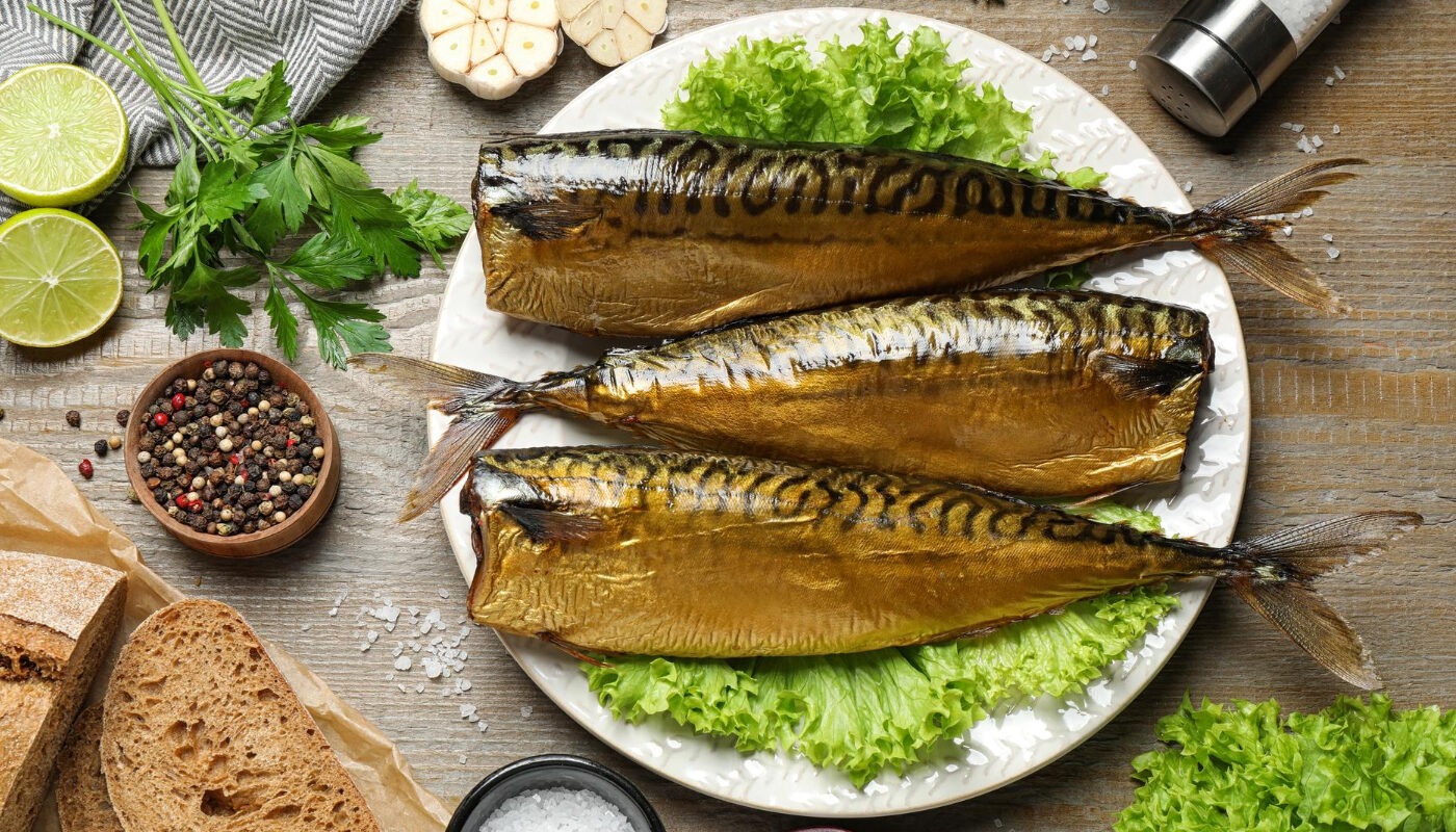 Скумбрия на тарелке в окружении специй