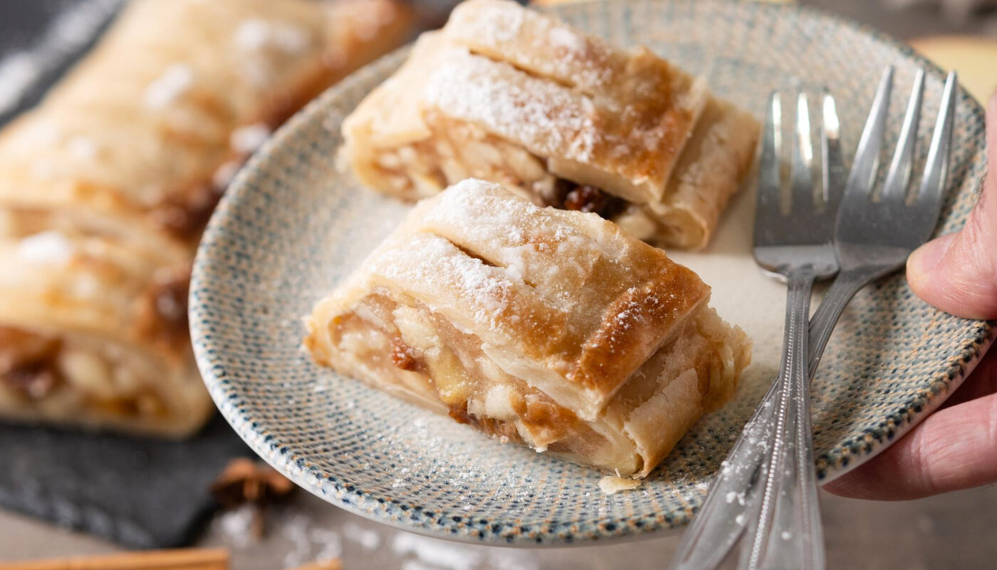Яблочный штрудель на тарелке