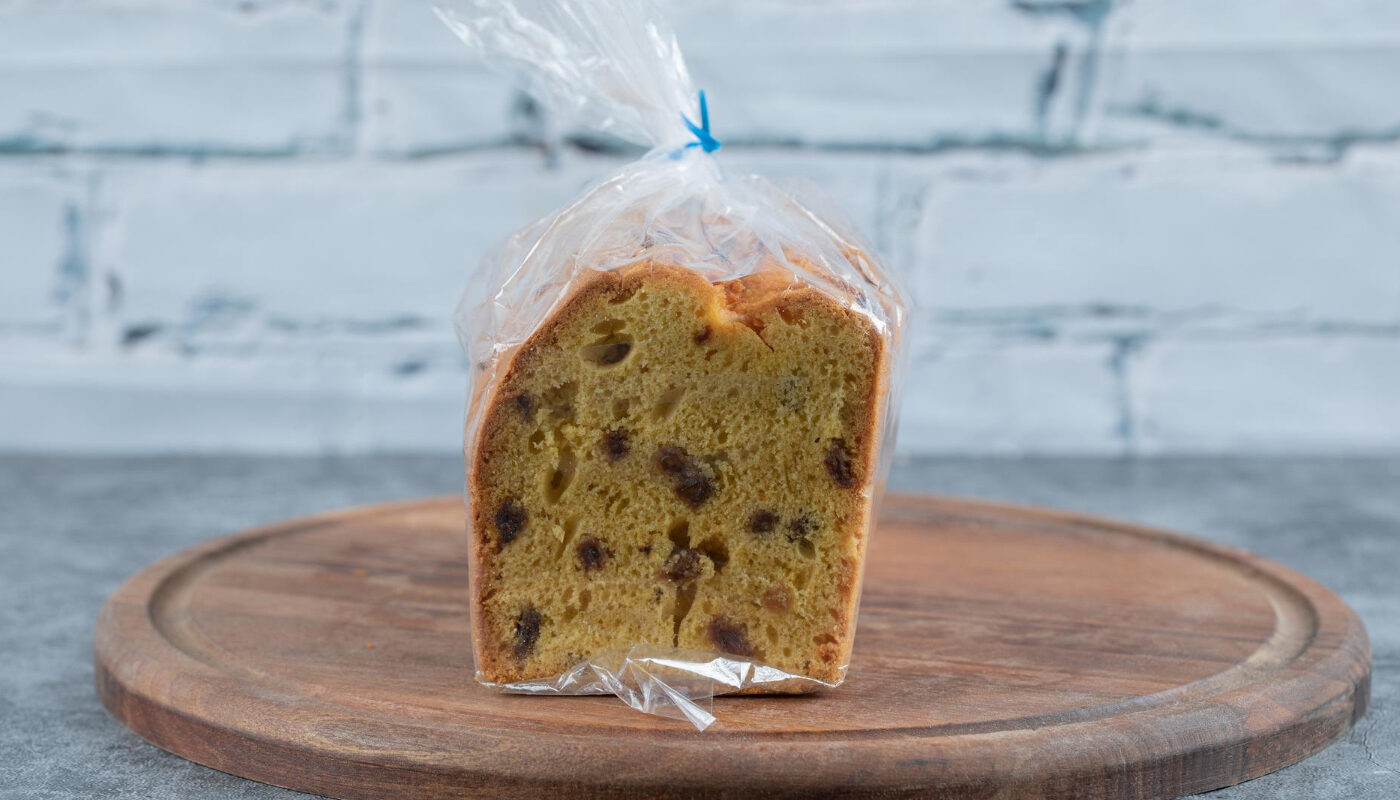 Зажим на пакете с кексом внутри