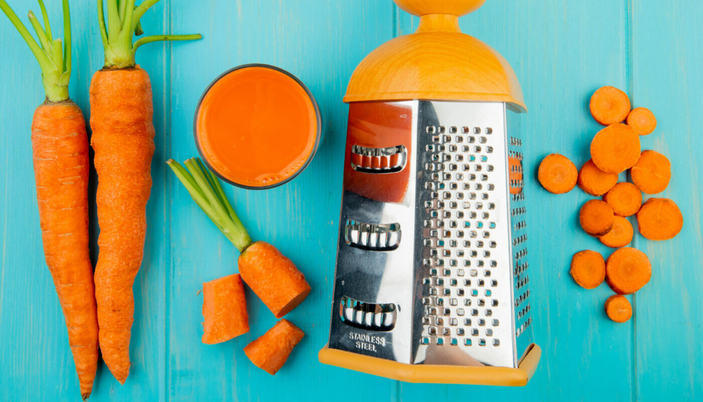 Терка с морковью на контрастном фоне