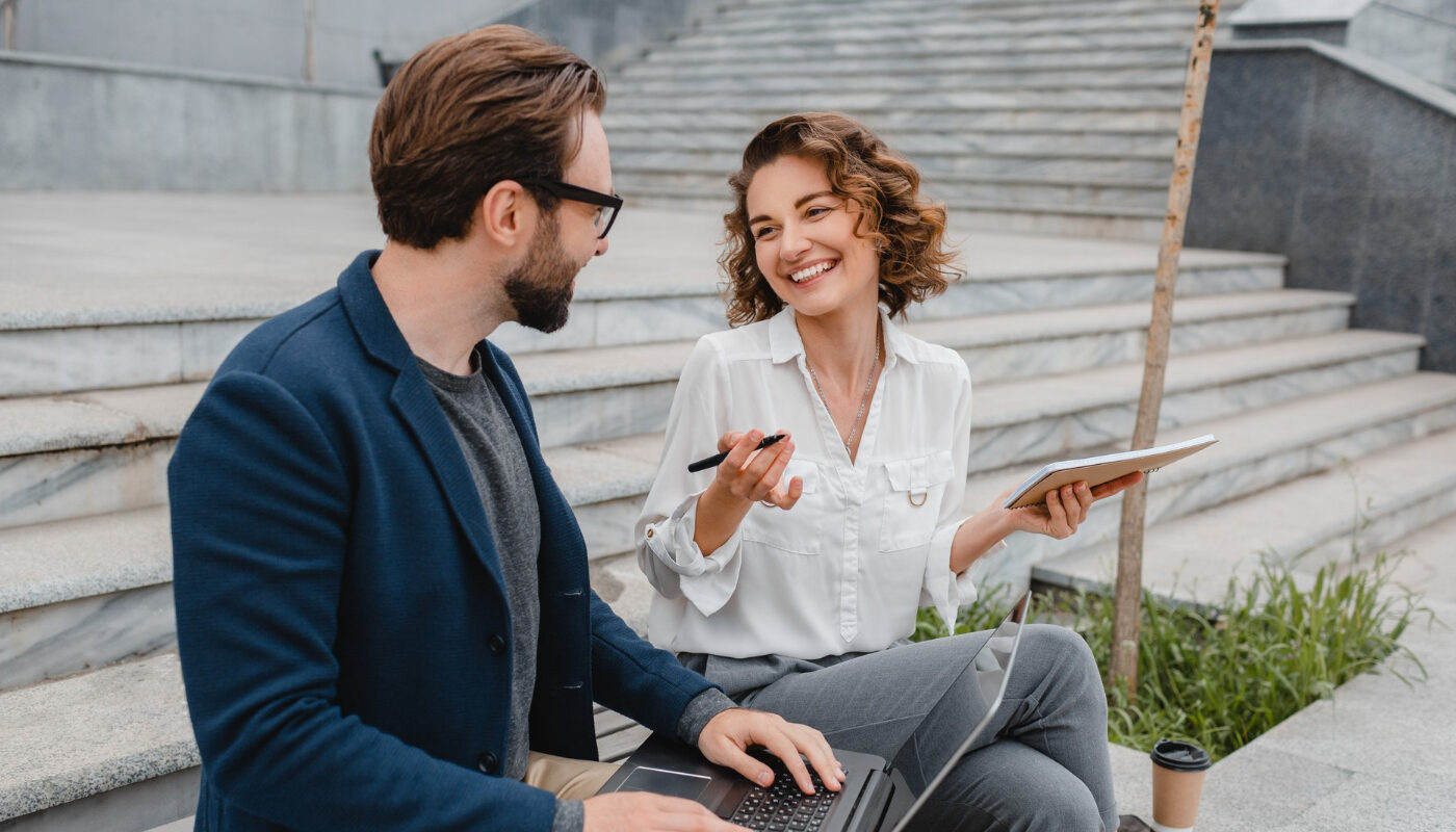 Парень и девушка заканчивают разговор красиво