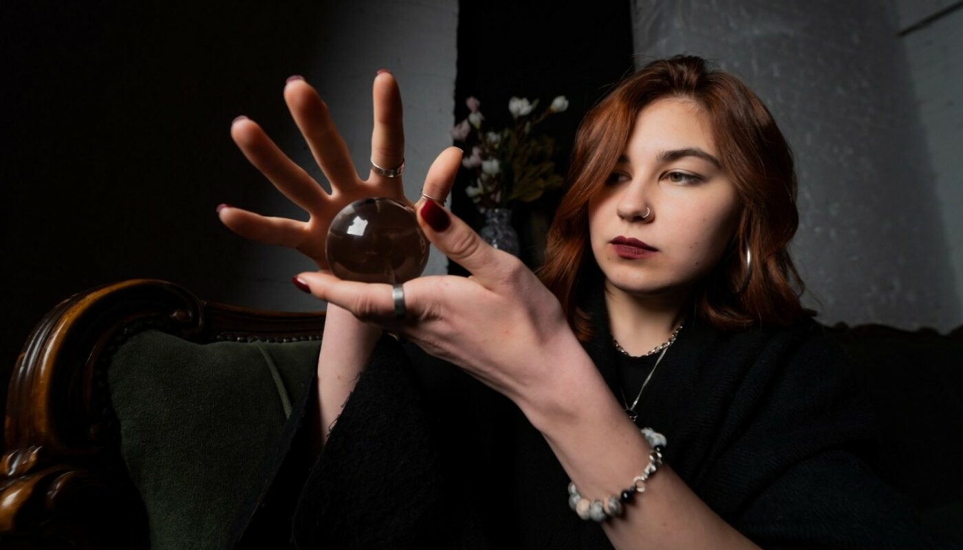 девушка держит в руках шар