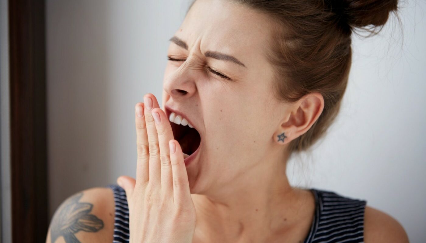 девушка зевает