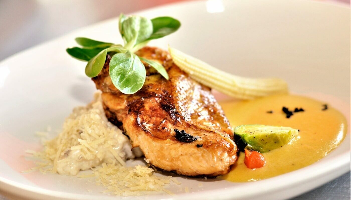 филе курицы, запеченное с шампиньонами под сливочным соусом