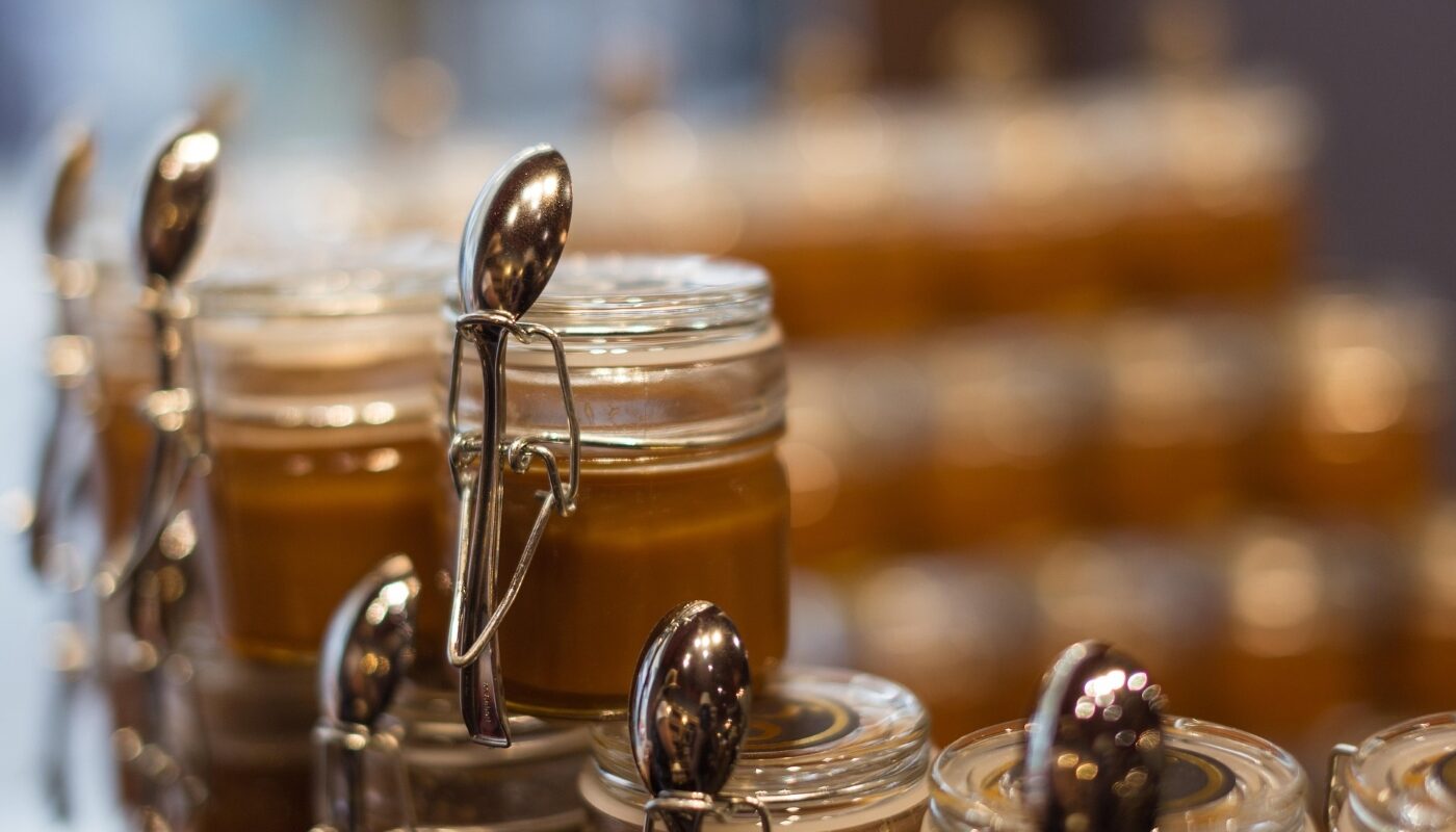 Крем – карамель для десертов и не только: восхитительная пропитка для торта или подачи в креманках