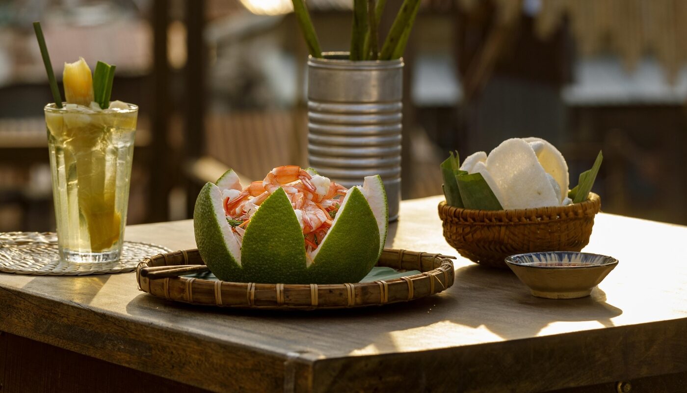 Еда неожиданный салат в корке от помело