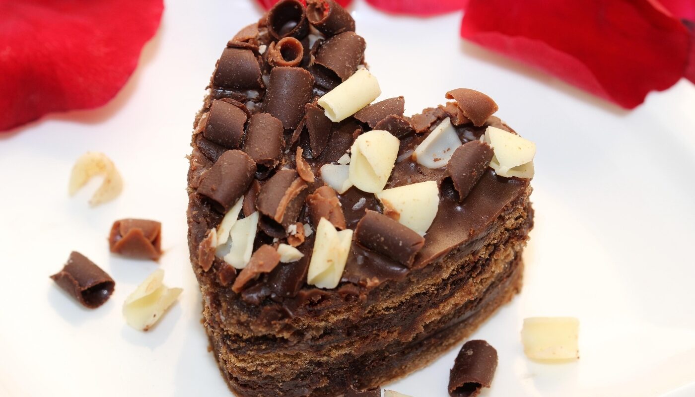 торт микадо в виде сердца с красными лепестками