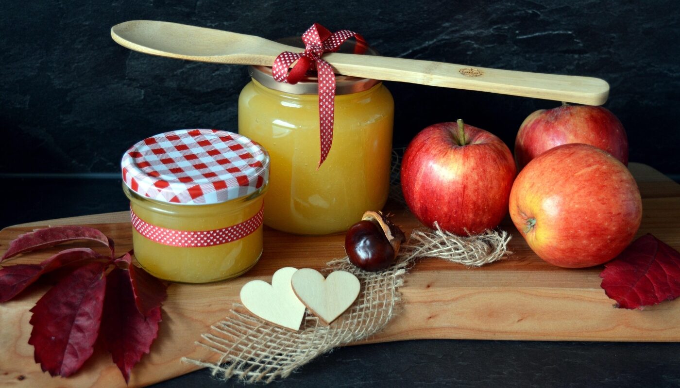 Еда яблоки и мед стоят на столе