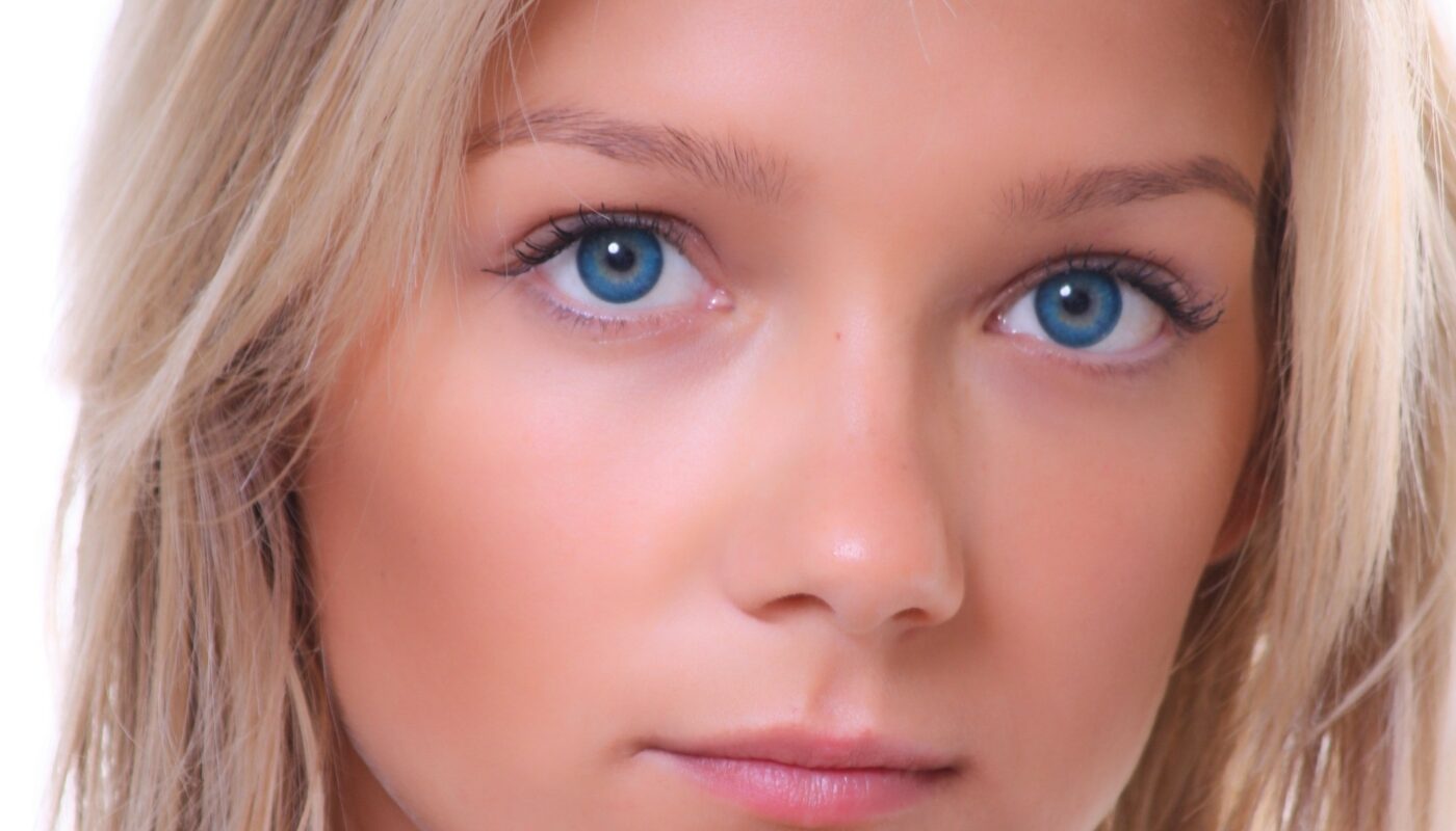 Красивая девушка с выразительными бровями