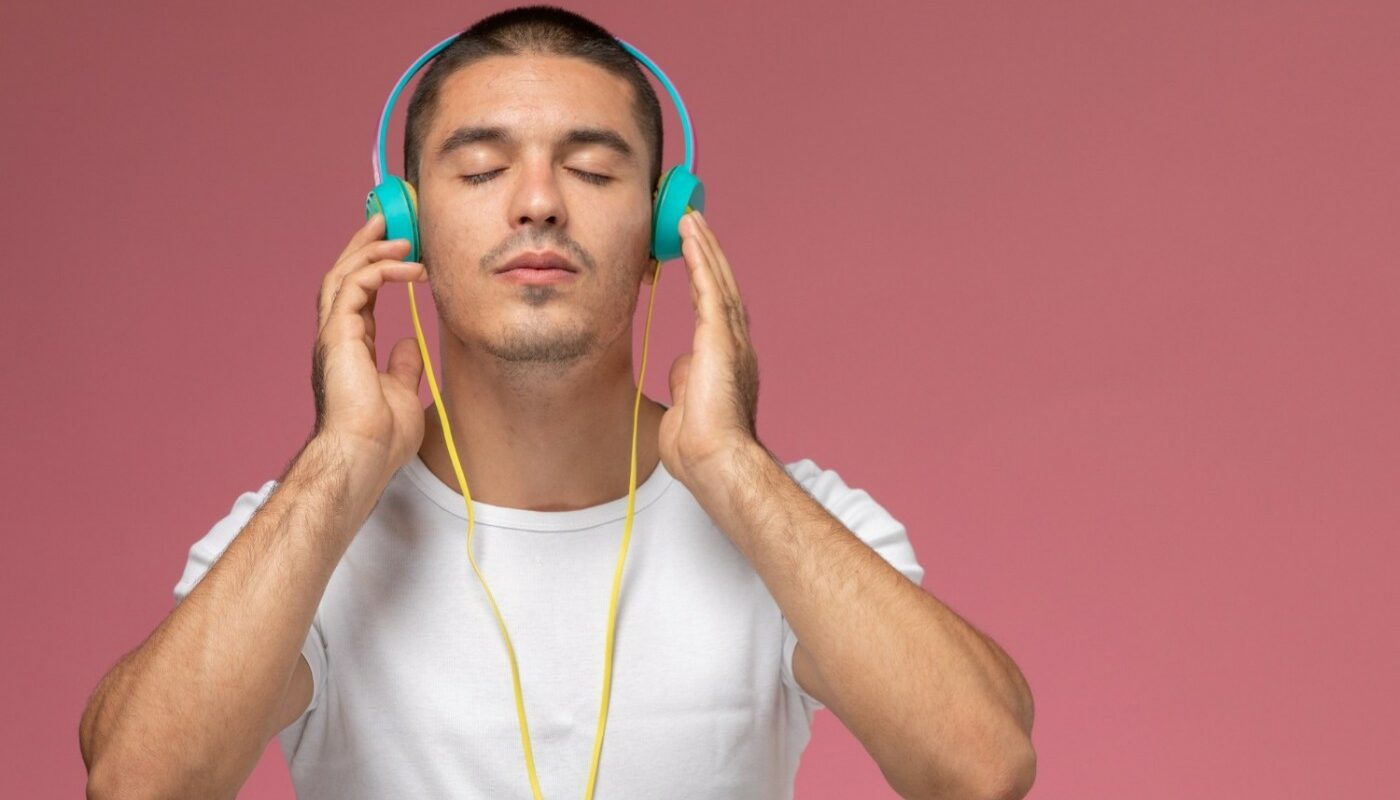 мужчина слушает музыку в наушниках