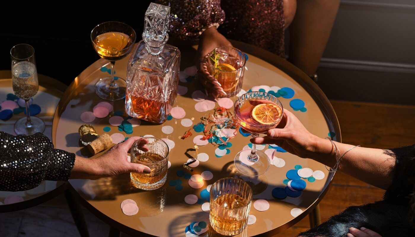 Напитки на Новый год в хрустальных бокалах