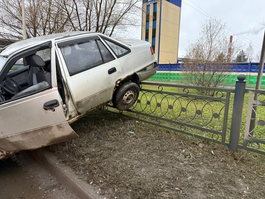 В Череповце машина с водителем без прав заехала на забор