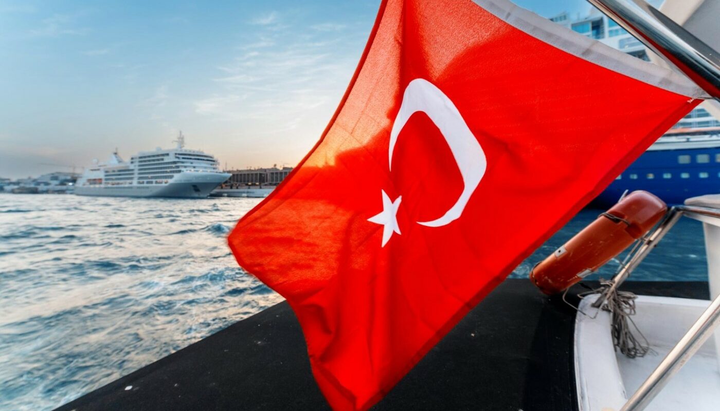 Побережье судно турецкий флаг