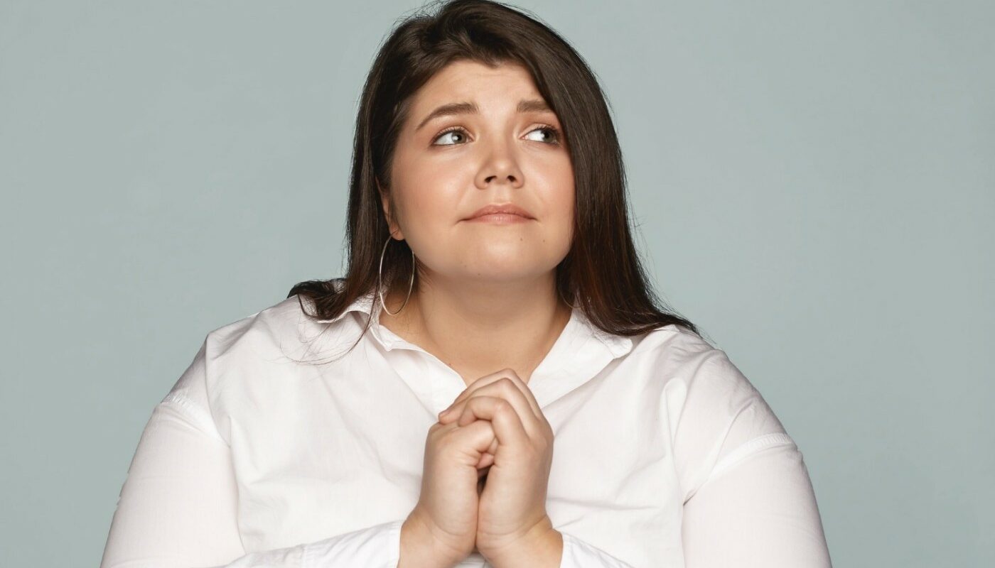 полная женщина в печали