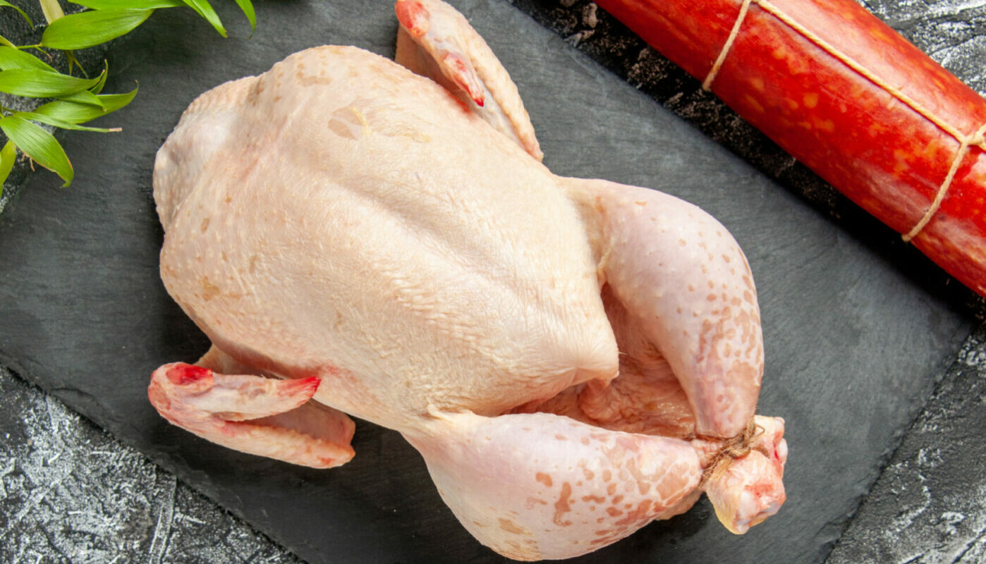 vid-sverhu-svezaa-kolbasa-s-syroi-kuricei-na-temnom-fone-cvetnaa-eda-gamburger-eda-sendvic-masnoi-hleb