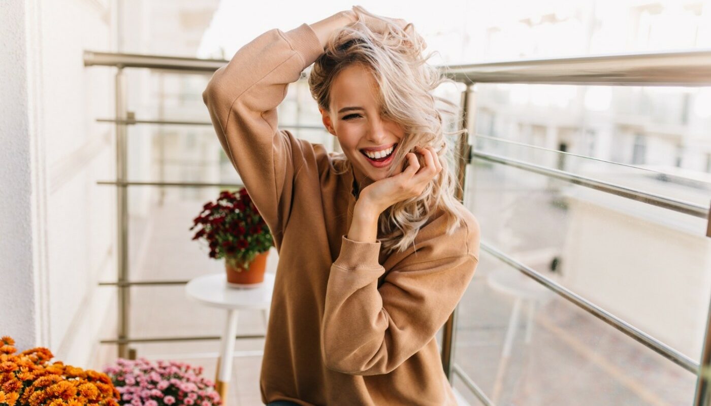 здоровая женщина улыбается