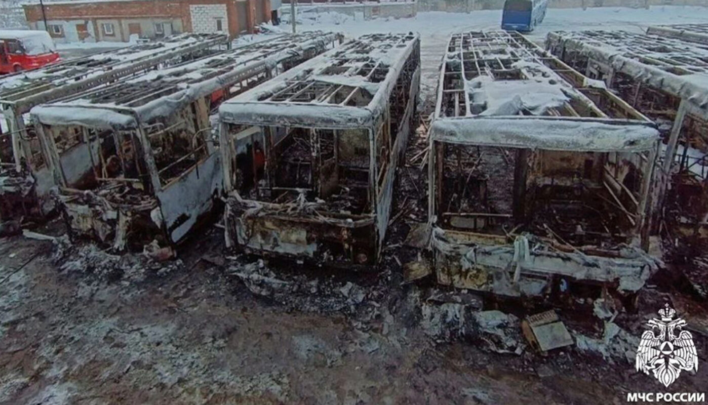 Сразу девять автобусов сгорели под Вологдой