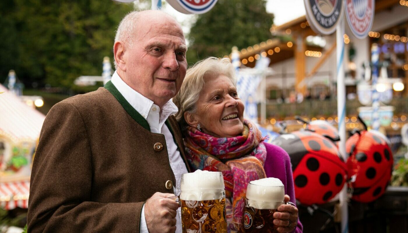 Октоберфест, люди с кружками пива