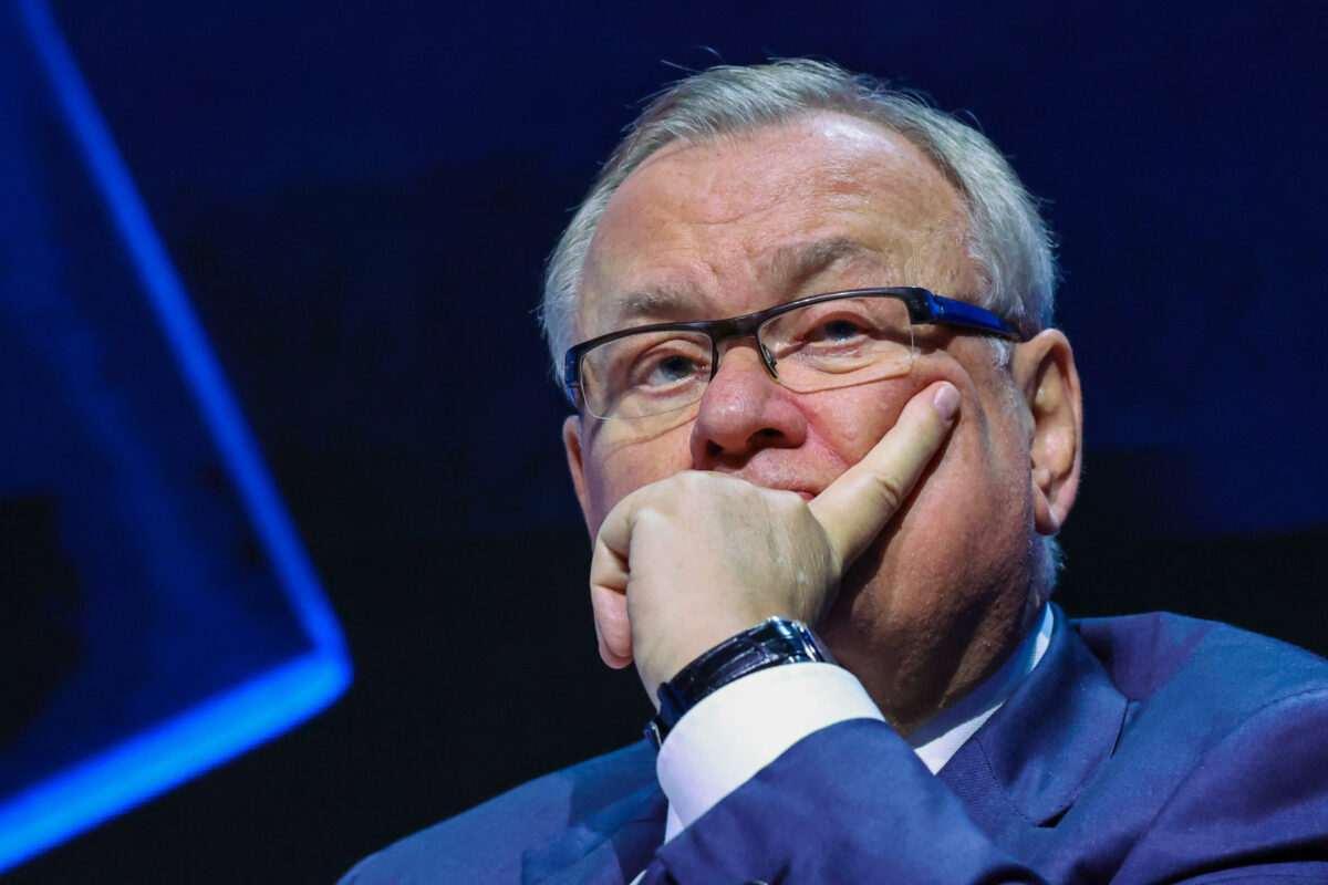 Глава ВТБ Костин предложил компромиссное решение спора банков и маркетплейсов по скидкам